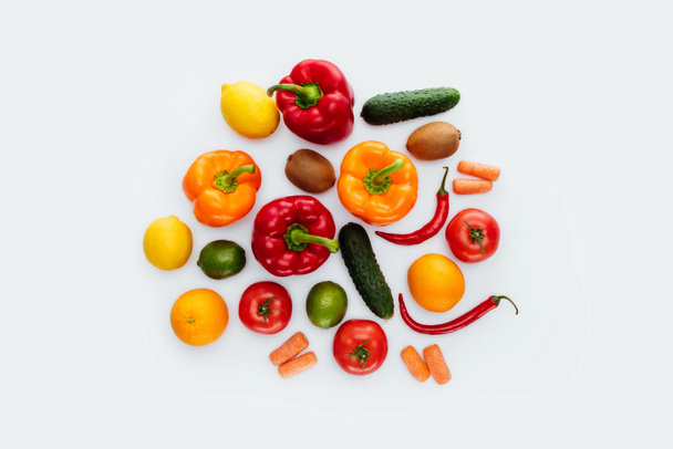 pohled shora z různých druhů zeleniny a ovoce, izolované na bílém - Fotografie, Obrázek