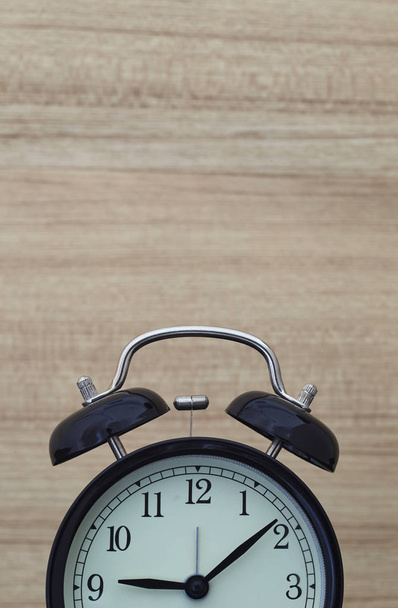 Reloj despertador mesa de madera
 - Foto, Imagen