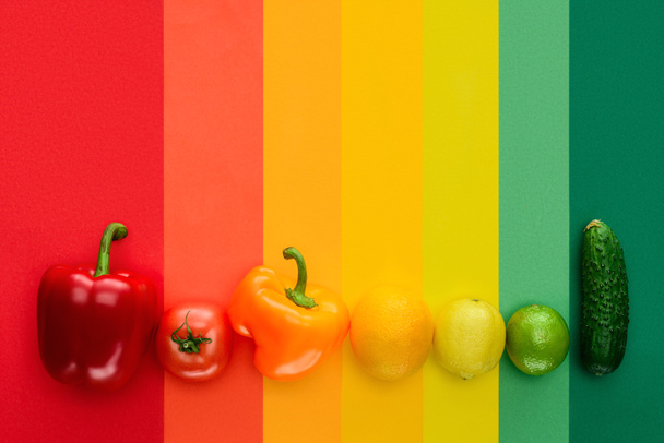 felülnézet, érett gyümölcsök és zöldségek, színes felületre - Fotó, kép