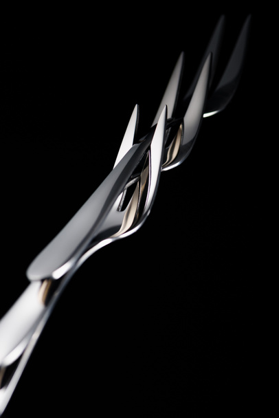 tenedores inoxidables con dos dientes aislados en negro
 - Foto, Imagen