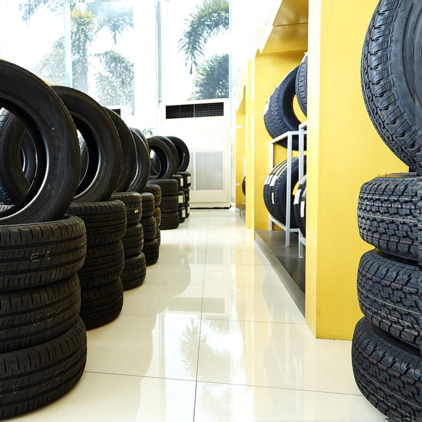 pneus de carro no armazém
 - Foto, Imagem