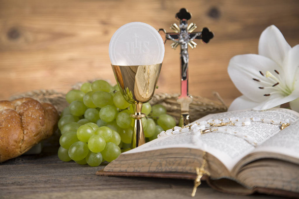 Eucharist symbol of bread and wine, chalice and host, First comm - Foto, imagen