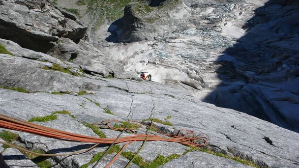 スイス アルプスの高高山のピークに登るハード花崗岩の山ガイド - 写真・画像