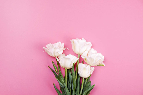 Belos feriados de primavera arranjo de flores. Bando de tulipas brancas em composição festiva, espaço de cópia para texto, fundo branco
. - Foto, Imagem