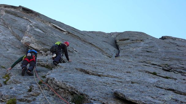 des équipes d'alpinistes sur la face nord-est du Pizzo Badile dans les Alpes suisses
 - Photo, image