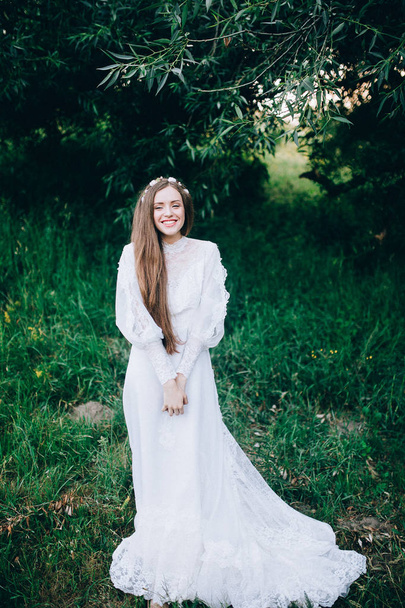 young  beautiful  bride posing outdoors - Fotoğraf, Görsel