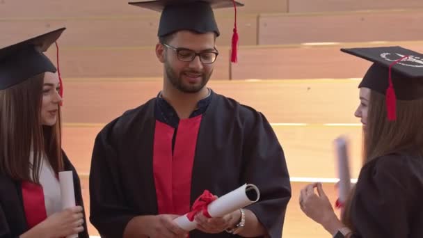 Uśmiechający się absolwentom Uniwersytetu. - Materiał filmowy, wideo