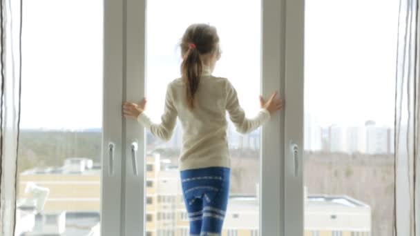 Pencere üzerinde küçük kız - Video, Çekim