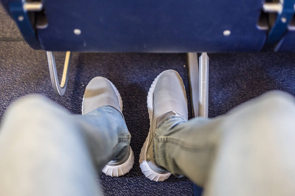 Vliegtuig stoelen met meer been ruimte voor comfortabele vlucht. - Foto, afbeelding