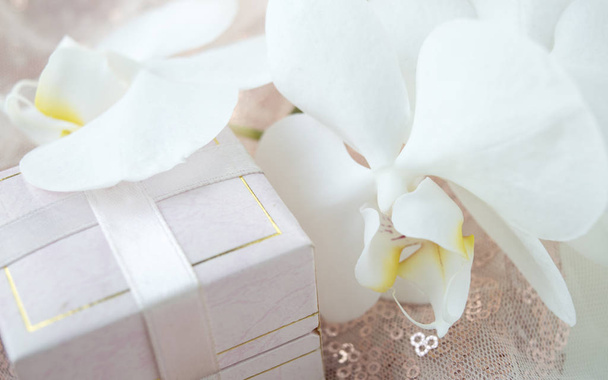 Dárková krabice pro dekorace s orchidej květina proti lesklé f - Fotografie, Obrázek