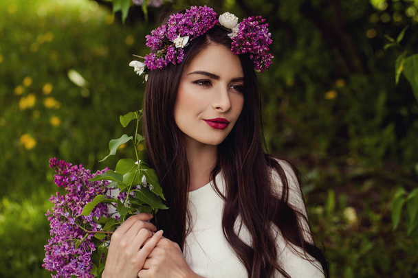 Романтична жінка з квітами на відкритому повітрі. Молода красуня
 - Фото, зображення