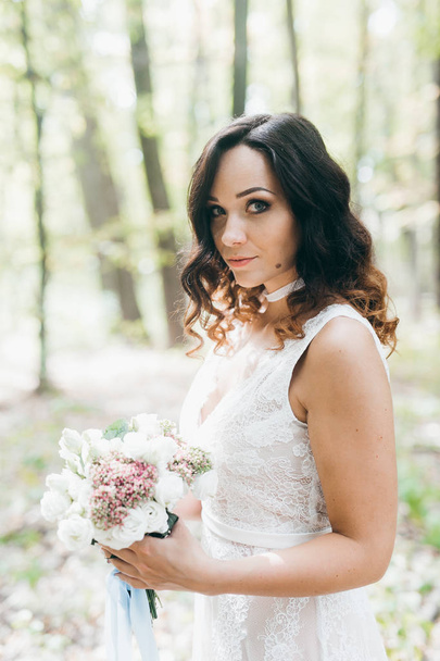 young  beautiful  bride posing with bouquet  - Foto, Imagem