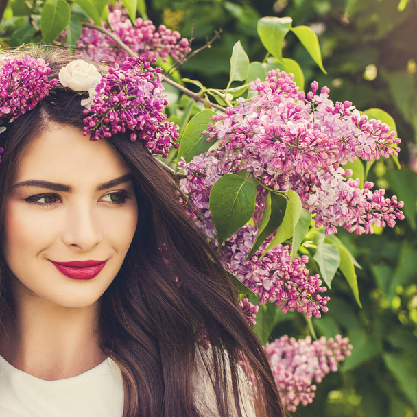 Hermosa cara de mujer con flores de primavera al aire libre
.  - Foto, imagen