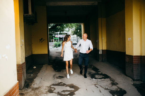 young beautiful couple walking   in  city  - Foto, afbeelding