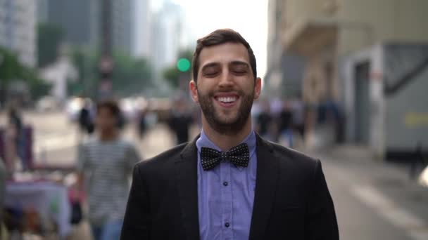 Fiatal üzleti férfi portré a csúcsforgalom - Felvétel, videó