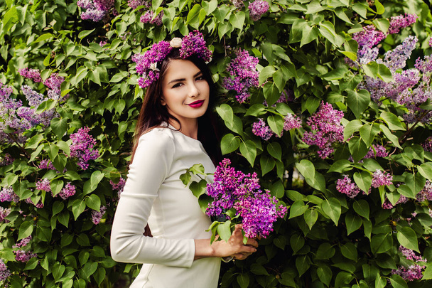Açık havada bahar Eflatun çiçekli hoş bir kadın. Neşeli esmer - Fotoğraf, Görsel