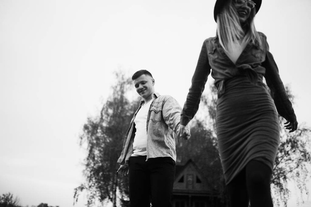 Young fashion couple walking outdoors - Foto, afbeelding