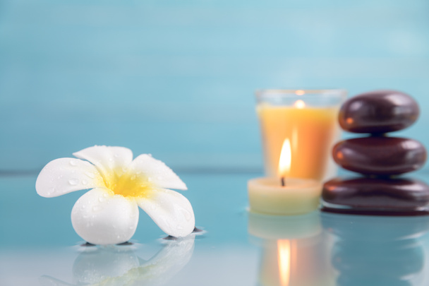 conceito de spa com vela, pedra, flor e bambu, relaxamento
 - Foto, Imagem
