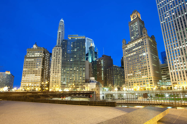 Здания на Уэкер Драйв на берегу реки Чикаго, Чикаго, Иллинойс, США
 - Фото, изображение