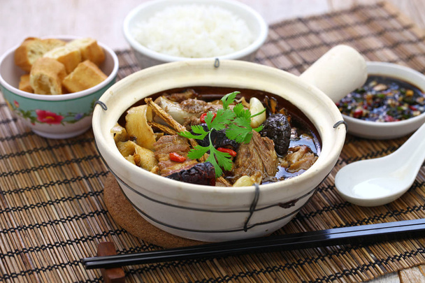Malajzia bak kut, hagyományos kínai gyógynövény sertés borda leves - Fotó, kép