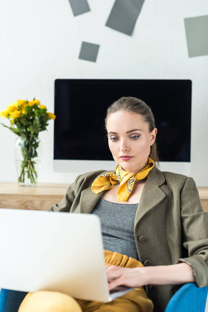 attractive stylish businesswoman using laptop in office - Fotoğraf, Görsel