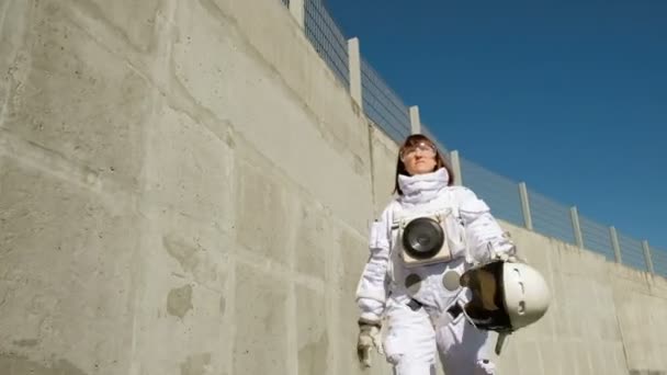 Kadın astronot adım. Fantastik uzay giysisi. Uzayın Keşfi. - Video, Çekim