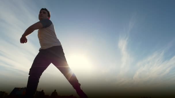 Jonge mannelijke Parkour tricker jumper voert verbazingwekkend flips, silhouet - Video