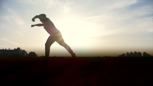 Parkour tricker jumper végez csodálatos fejtetőre, silhouette - Felvétel, videó