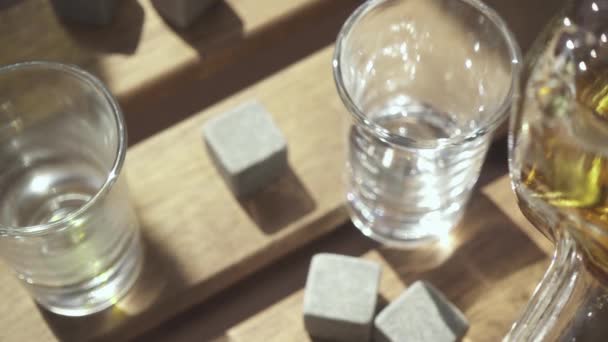 Lassú mozgás whiskey áramlik a decanter a pohárba - Felvétel, videó