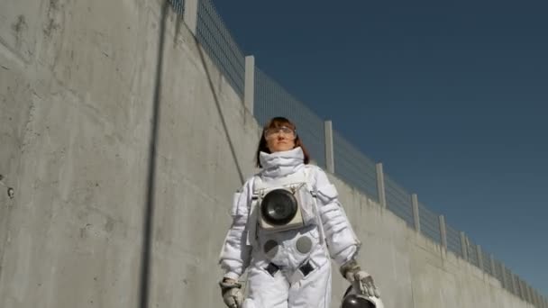 Vrouwelijke astronaut stappen vooruit. Fantastische ruimtepak. Exploratie van het heelal. - Video