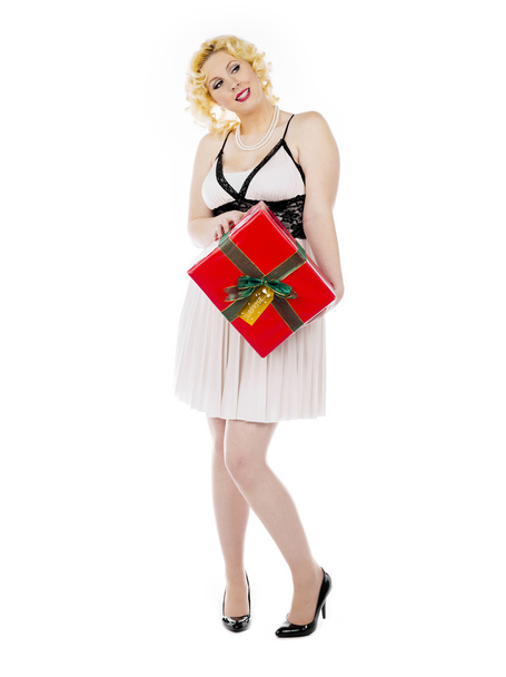 ελκυστικό νεαρό θηλυκό με το δώρο Χριστουγέννων κοιτώντας μακριά - Φωτογραφία, εικόνα