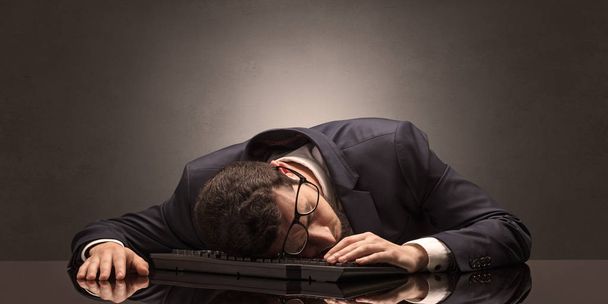 Empresario se quedó dormido en su lugar de trabajo
 - Foto, Imagen
