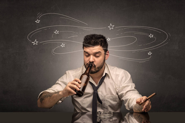 Pijany mężczyzna w jego biurze z koncepcją doodle - Zdjęcie, obraz