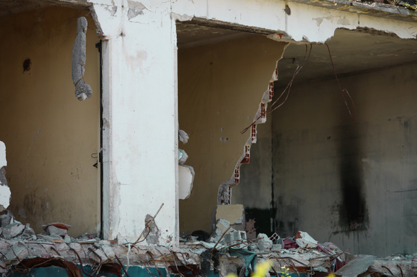 duvarlar ve yük-bea çökmesinden sonra yıkılan ev - Fotoğraf, Görsel