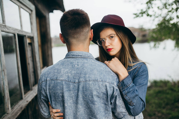 Young fashion couple posing by old house - Foto, immagini