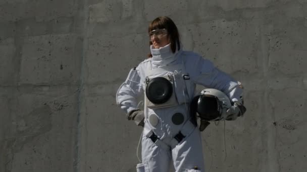 Uma rapariga astronauta na estação espacial. planetas espaciais
 - Filmagem, Vídeo