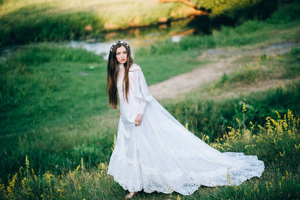 young  beautiful  bride posing outdoors - Foto, Imagen