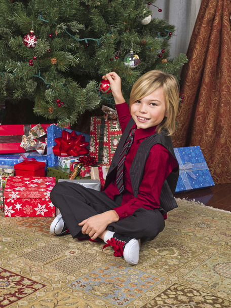 garçon décoration arbre de Noël avec boule de Noël
 - Photo, image
