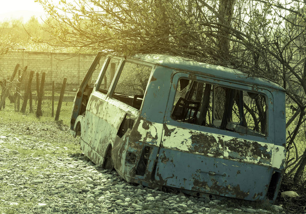 Hylätty ja purettu bussi maaseudulla
 - Valokuva, kuva