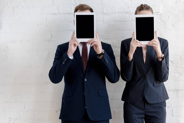 empresarios en ropa formal sosteniendo tabletas digitales con pantallas en blanco
 - Foto, imagen