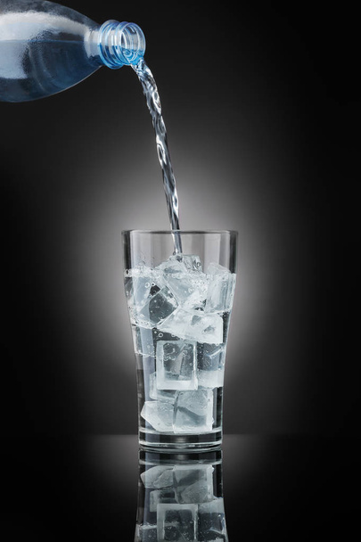 drinkwater, op donkere achtergrond - Foto, afbeelding
