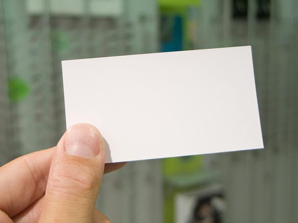 Mão segurando cartão de visita em branco
 - Foto, Imagem