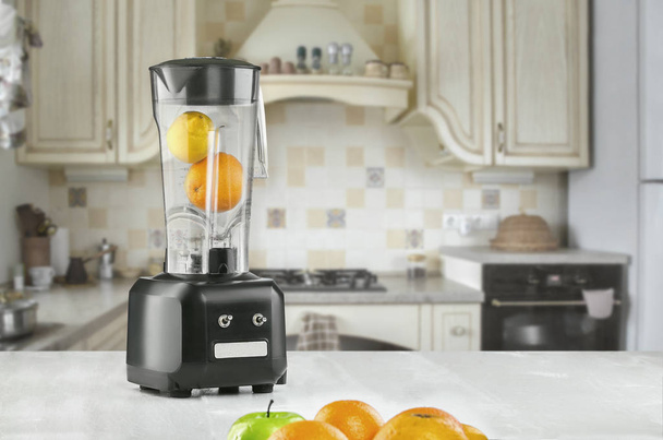Машина для блендерів апельсинових соків в інтер'єрі кухні
 - Фото, зображення