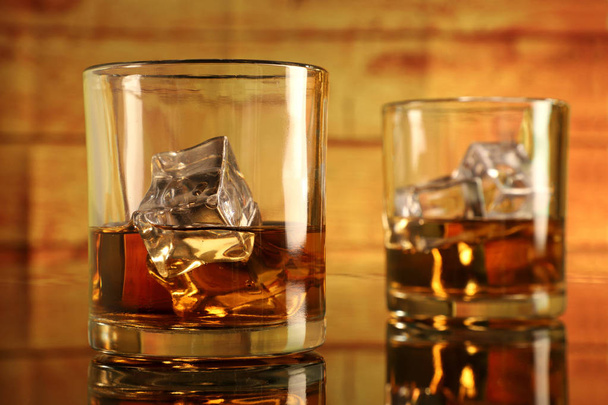 Gekoeld Whiskey glas met ijsblokjes - Foto, afbeelding