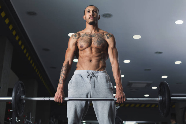 Muskelkräftiger Bodybuilder macht schwere Kreuzheben im Fitnessstudio - Foto, Bild