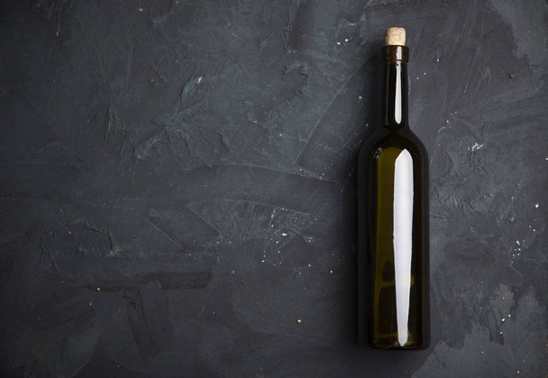 Červené víno sklenice a láhev na kamenném pozadí. Horní pohled s mezerou pro kopírování - Fotografie, Obrázek