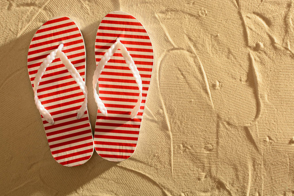 Flip papucs, homokos strandon, naplemente, felülnézet - Fotó, kép