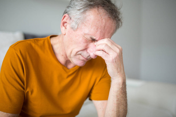 Senior man suffering from migraine - Zdjęcie, obraz