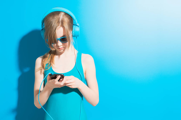 Adolescente em roupa de banho ouvindo música
 - Foto, Imagem