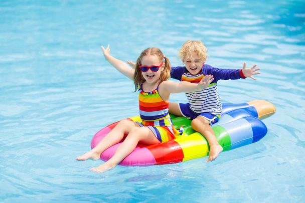 Niños en flotador inflable en piscina
.  - Foto, Imagen